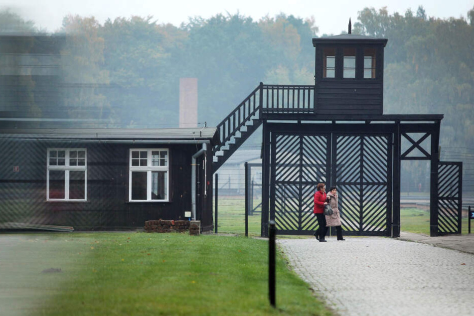 Besucher gehen am Eingang des Stutthof Museums in Sztutowo (Polen) vorbei, in dem an die Verbrechen im ehemaligen Konzentrationslager Stutthof erinnert wird.