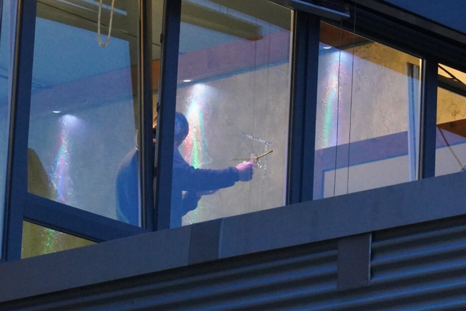 Ein Einschussloch ist am Fenster zu sehen.