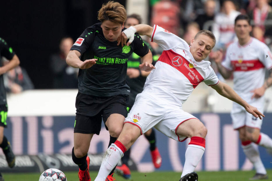 Im Zweikampf mit Hannovers Takuma Asano: VfB-Sechser Santiago Ascacibar.