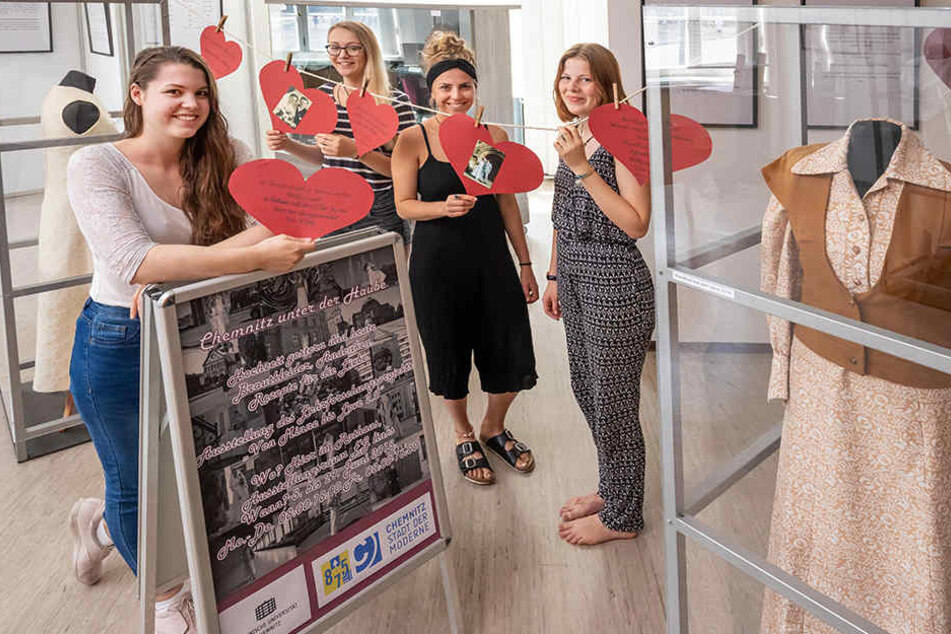 "Unter der Haube" nennt sich eine neue Ausstellung im Chemnitzer Rathaus. Die Studentinnen Hannah Stupp (22), Selina Hofstetter (21), Milena Vogelmann (21) und Elena Pflug (21,v.l.) haben die Geschichte der Hochzeitsbräuche untersucht.