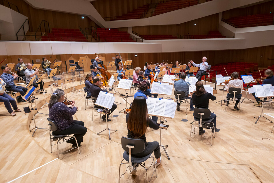 Die Philharmonie konnte wie andere deutsche Orchester 2020 nur bis Mitte März in einem Normalbetrieb spielen. Dann begann die "Corona-Saison" mit kompletter Spielpause bis Mitte Juni. Danach folgte bis Ende August ein eingeschränkter Konzertbetrieb mit bis zu 490 Besuchern pro Auftritt. Ab 1. September durften sogar bis zu 800 Menschen die Konzerte hören. Am 2. November begann der zweite Lockdown und verhinderte weitere Auftritte.