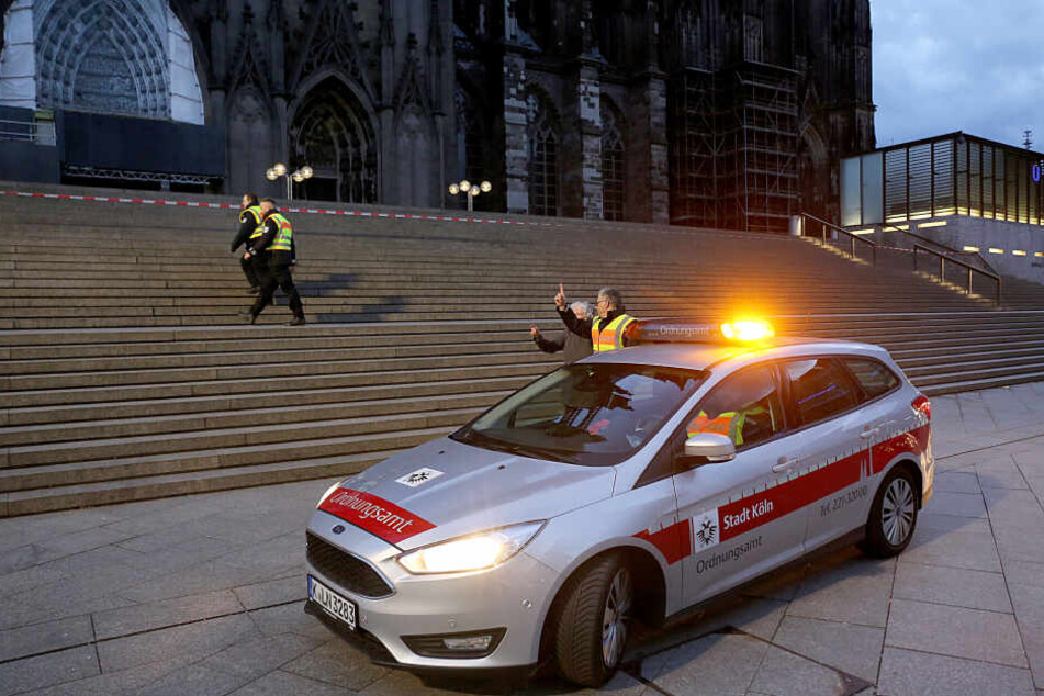 Mitarbeiter des Ordnungsamtes sperrten am Sonntag nahe dem Hauptbahnhof die Treppe vor dem Dom ab