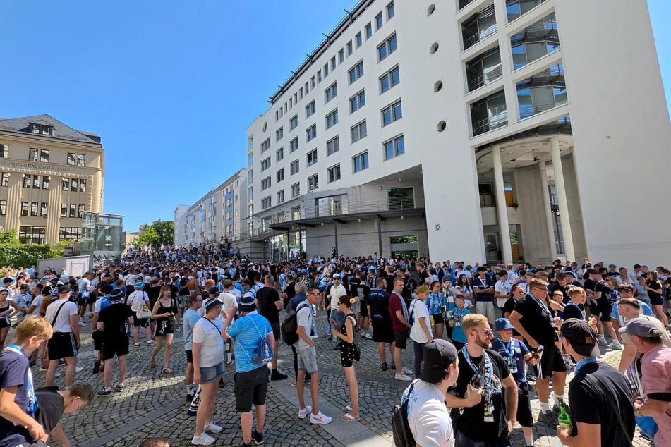 Zahlreiche CFC-Fans machten sich auf den Weg zum Stadion.