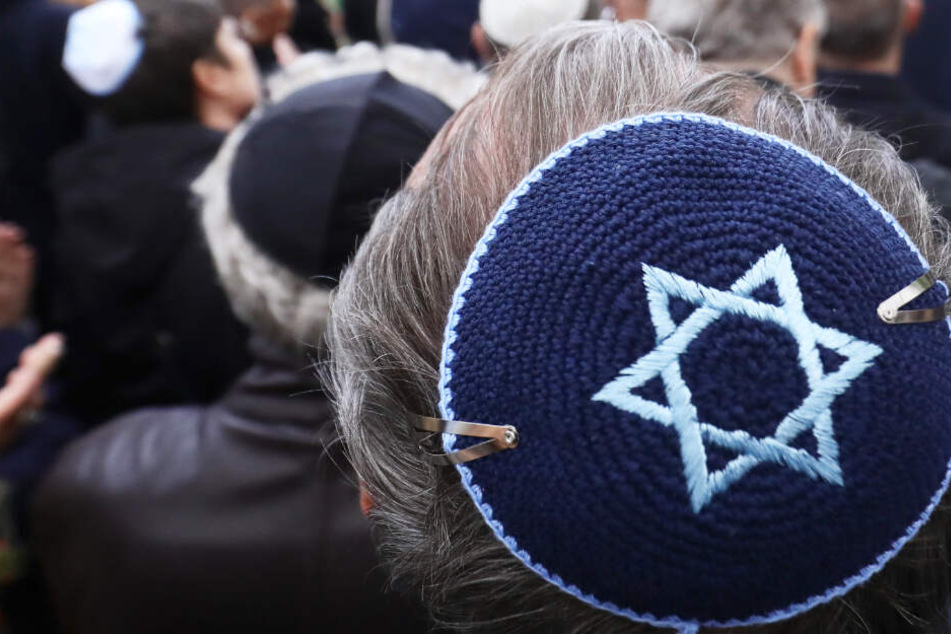 Nach dem Besuch einer Synagoge sind ein Rabbiner und seine Söhne Opfer eines Übergriffs geworden.