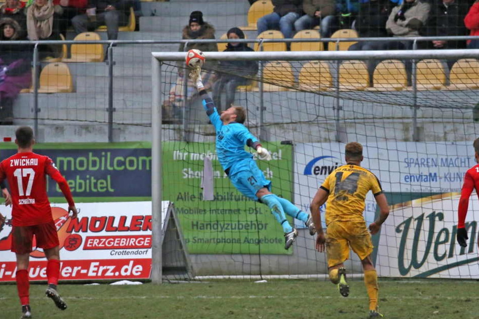 Auf Schlussmann Marian Unger war immer Verlass. Hier kratzt er im Sachsenpokal-Viertelfinale gegen den VfB Auerbach im November 2016 den Ball aus dem Winkel.