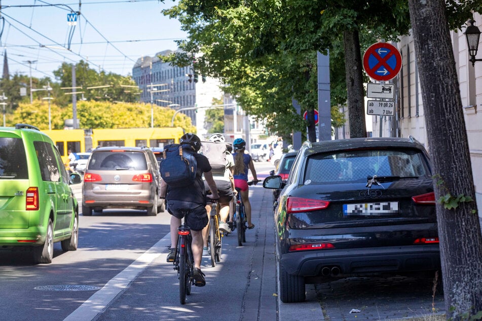 Macht ein parkender Autofahrer der Tür auf ohne zu gucken, wird's hier für Radfahrer gefährlich.