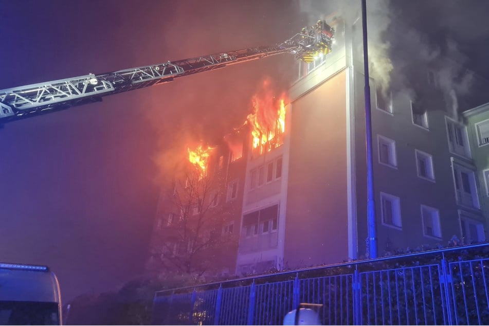 Als Feuerwehr und Polizei eintrafen, schlugen bereits meterhohe Flammen aus dem Gebäude.