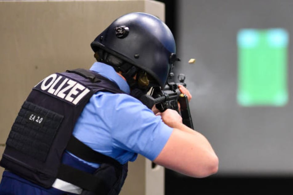 Ein Polizist beim Schießtraining. (Symbolbild)