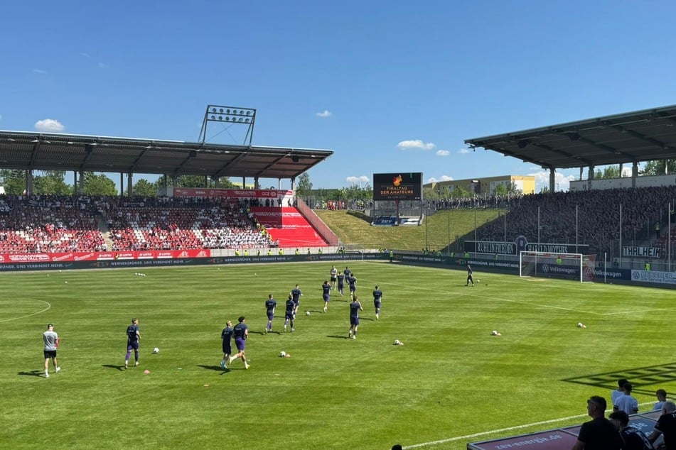 Erzgebirge Aue wird lautstark von den mitgereisten Fans begrüßt.
