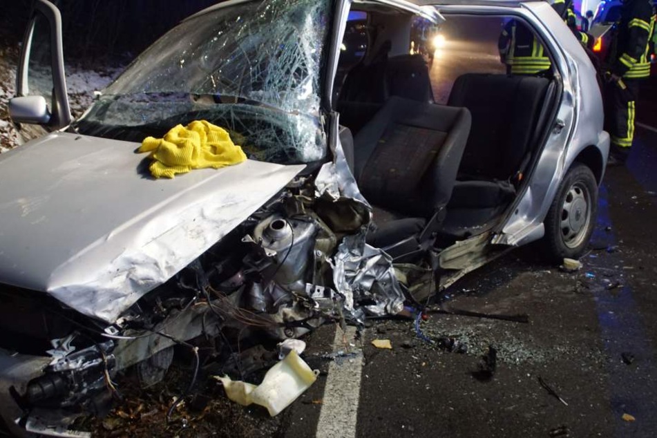 Der VW nach dem heftigen Frontal-Crash.