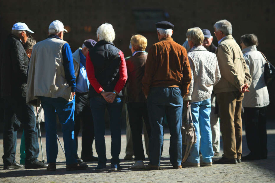 Senioren protestierten am Samstag gegen den Wegfall von Stellen für Seniorenbegleiter. (Symbolbild)