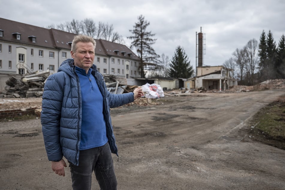 René Opitz (54) vor den Trümmern seines Unternehmens: Er musste den Treppenbau aufgeben, ließ die Gebäude abreißen.