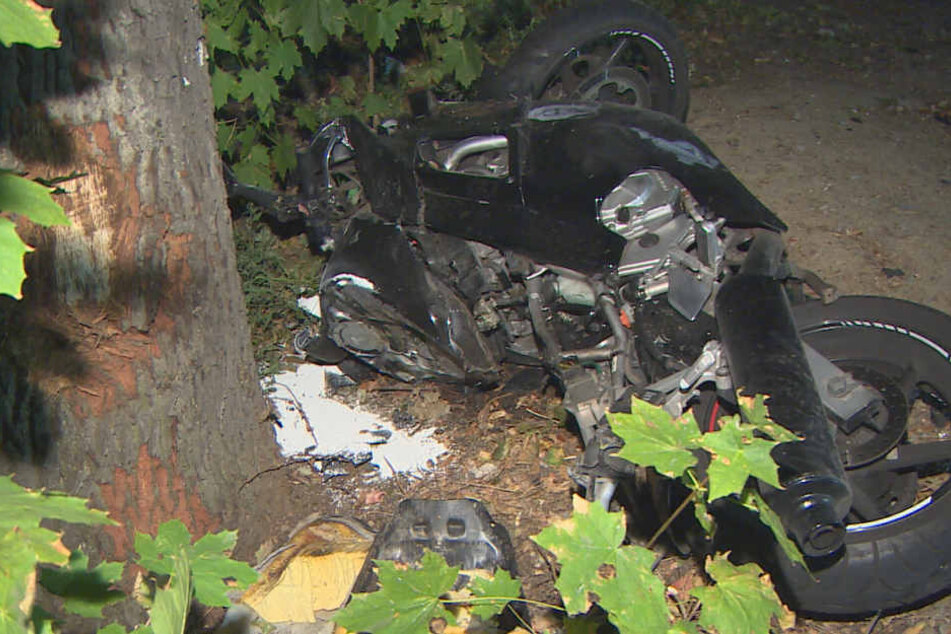 Die völlig zerstörte Maschine des 23-Jährigen liegt an einem Baum.