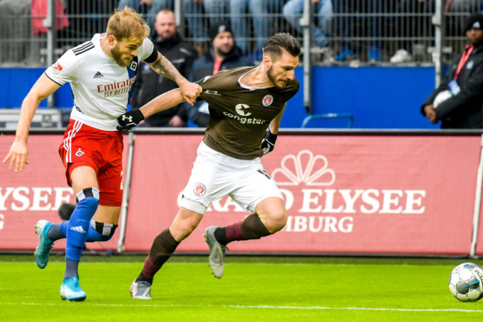 Timo Letschert zieht Dimitrios Diamantakos am Trikot.