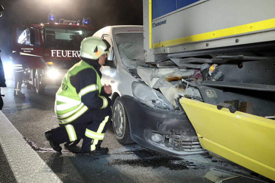 Auf der A4 rammte ein VW Caddy einen Lkw. Beide Fahrer blieben unverletzt.