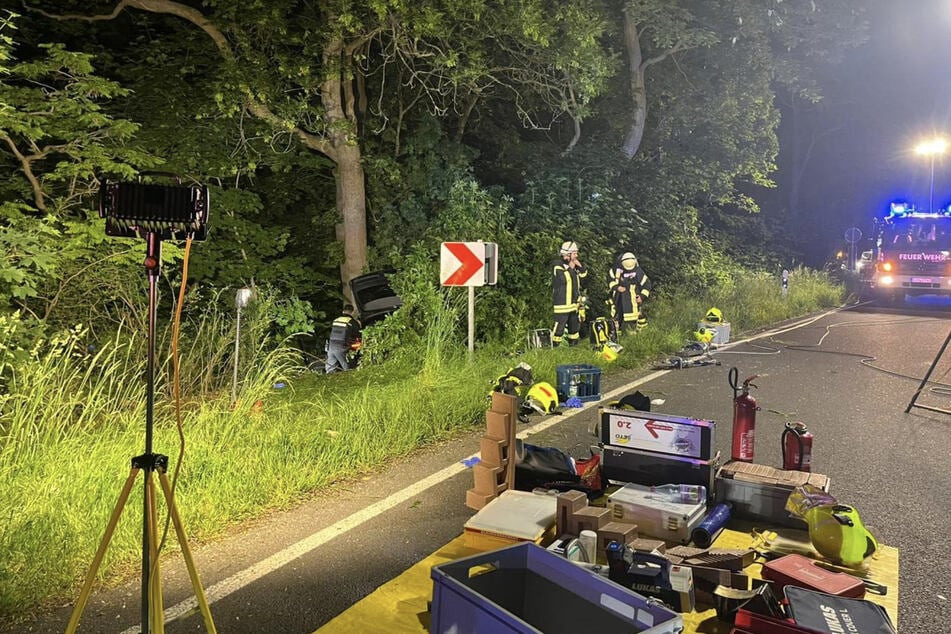 Mehrere Freiwillige Feuerwehren waren im Einsatz und befreiten eine eingeklemmte Person aus dem Skoda.