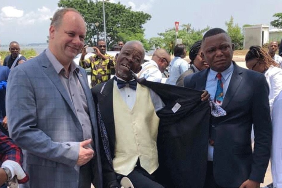 OB Dirk Hilbert (47, FDP) mit einem Sapeur - eine Bezeichnung für elegant gekleidete Afrikaner, dessen Auftreten in deutlichem Kontrast zu den Lebensumständen steht.