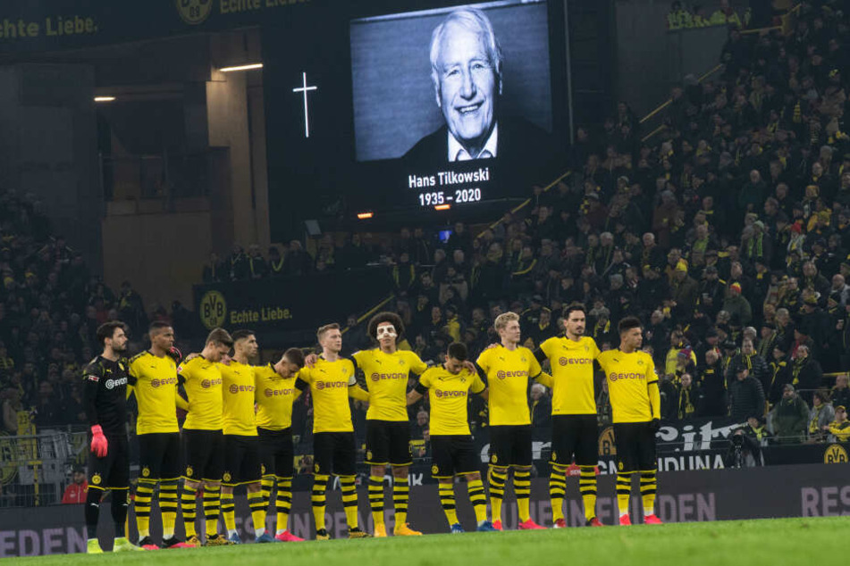 Dortmunds Spieler gedenken des verstorbenen Hans Tilkowski.