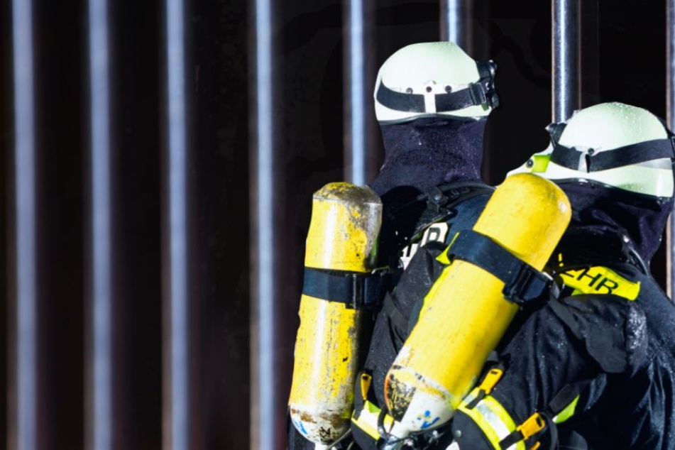 Die Feuerwehr löschte den Brand in einer Gefängniszelle (Symbolbild).