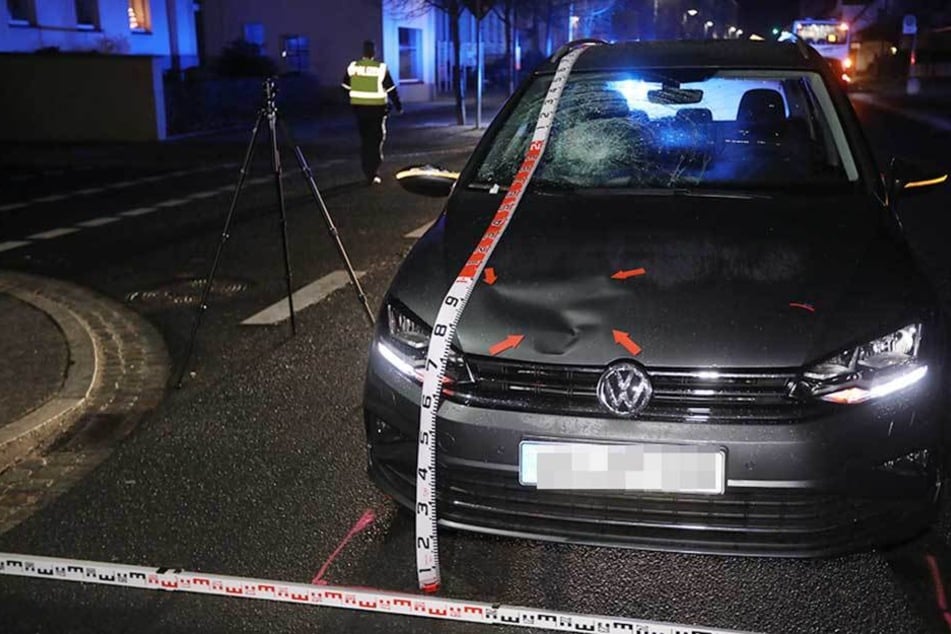 Der VW wurde stark beschädigt.