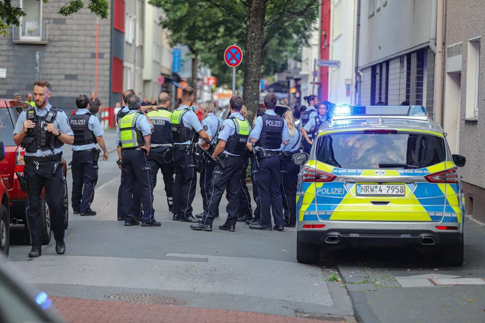 Männer randalieren lautstark: Wuppertaler Polizei mit Großaufgebot vor Ort