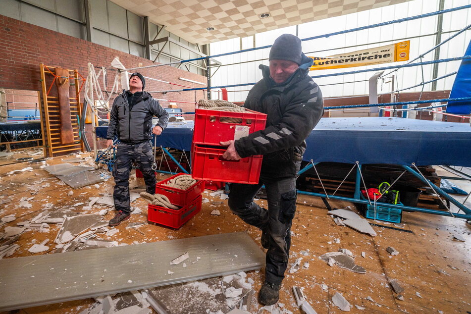 Ehrenamtliche Helfer retteten den Wettkampf-Boxring aus der demolierten Halle.
