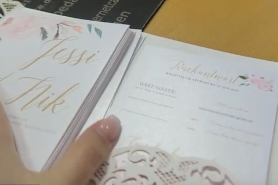 Bei den Einladungen und dem Dresscode setzt das Paar auf Pastelltöne.