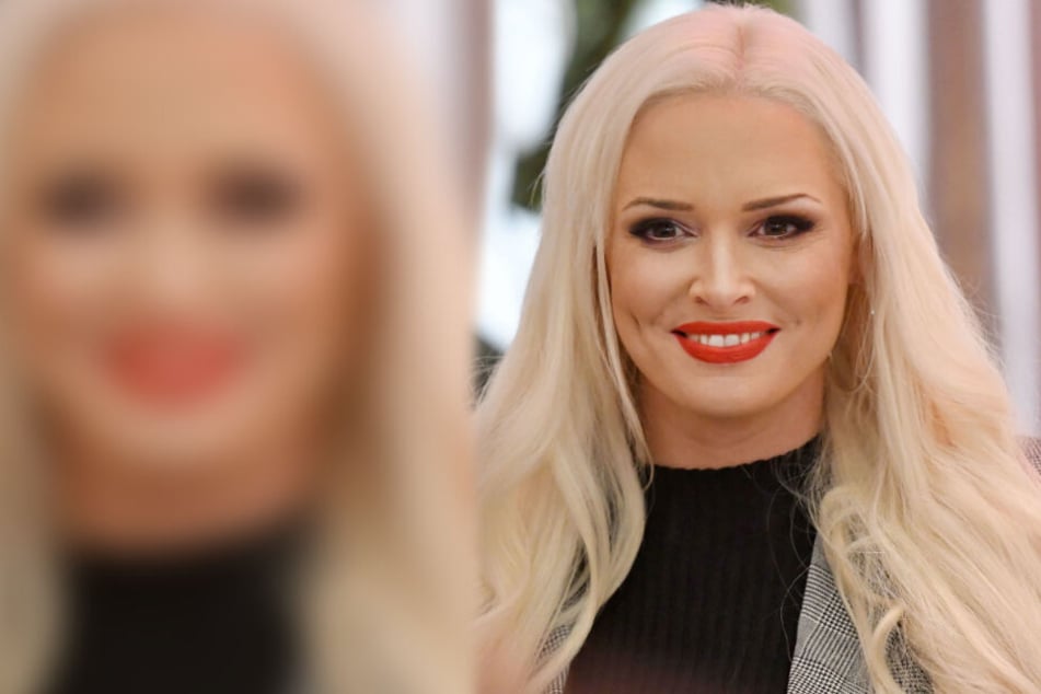 Daniela Katzenberger lächelt in die Kamera.