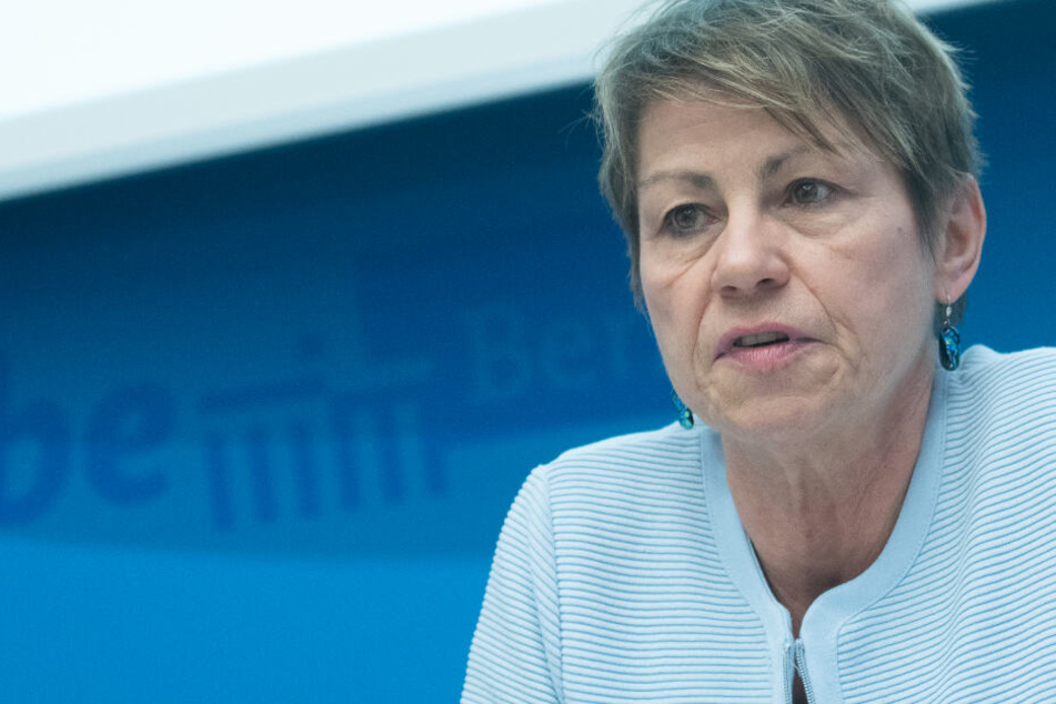Berlins Sozialsenatorin Elke Breitenbach (58, Die Linke) bei einem Pressegespräch. (Archivbild)