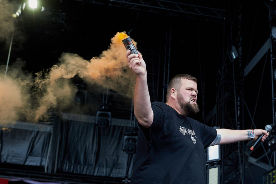 Frontmann Jan "Monchi" Gorkow zündete während des Auftritts mit seiner Band "Feine Sahne Fischfilet" bei "Rock am Ring" Pyrotechnik.