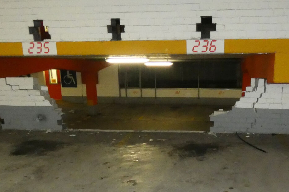 Der Rentner durchbrach mit seinem Auto eine Mauer im Parkhaus.