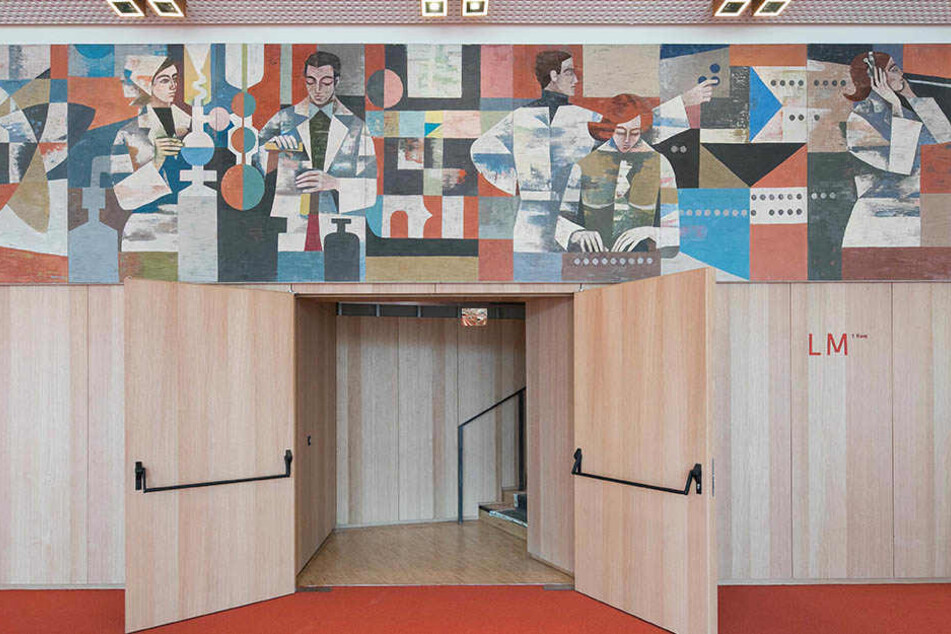 Kunst am Bau und etliche Elemente des ursprünglichen Kulturpalastes wurden
aufgearbeitet oder erneuert.