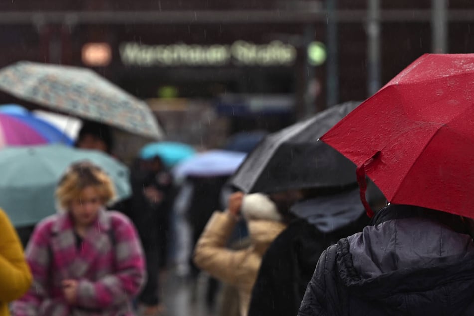 In den kommenden Tagen müssen die Menschen in Berlin und Brandenburg wieder die Regenschirme auspacken. (Archivfoto)