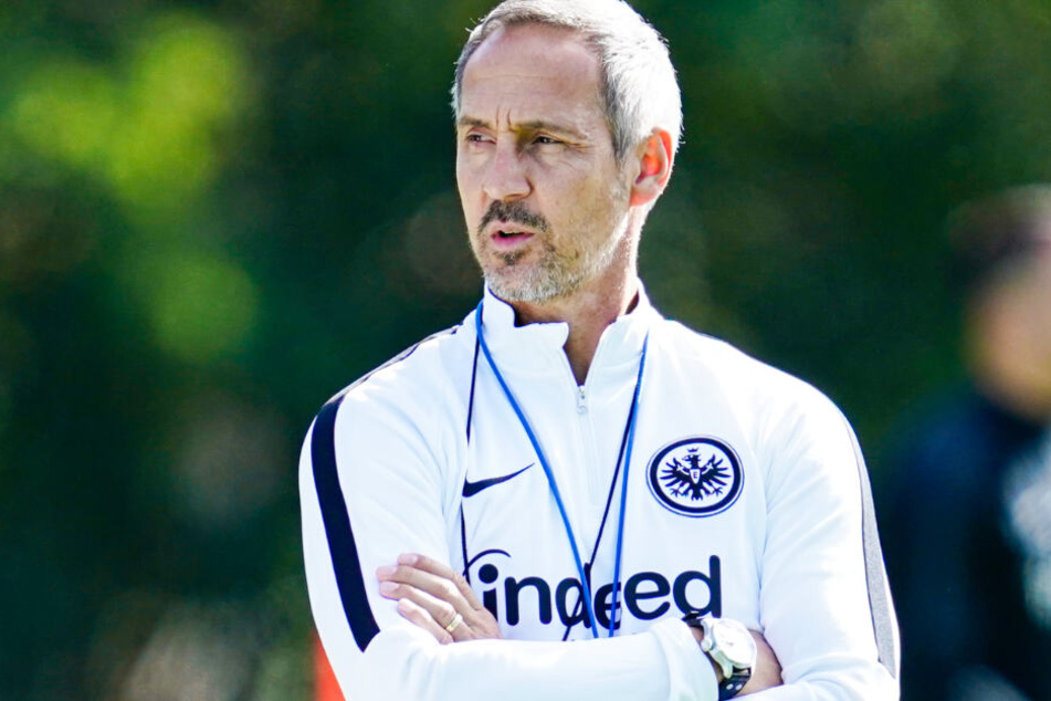 Frankfurts Trainer Adi Hütter (Archivbild) hat gegen Vitória Guimarães ein Problem in der Defensive.