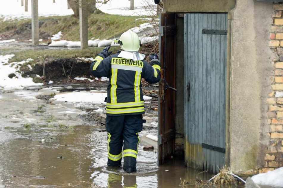 Das Schmelzwasser stand knöcheltief im Hinterhof der Wohnhäuser.