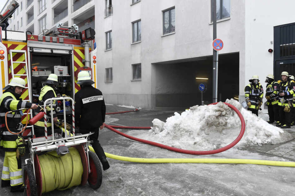 Das Feuer in der Tiefgarage war schnell gelöscht, das eigentliche Problem war der dichte Rauch, der sich am 3000 Quadratmetern ausgebreitet hatte.