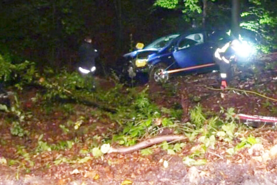 Die 20-Jährige stürzte mit ihrem Opel Corsa rund 30 Meter in die Tiefe.