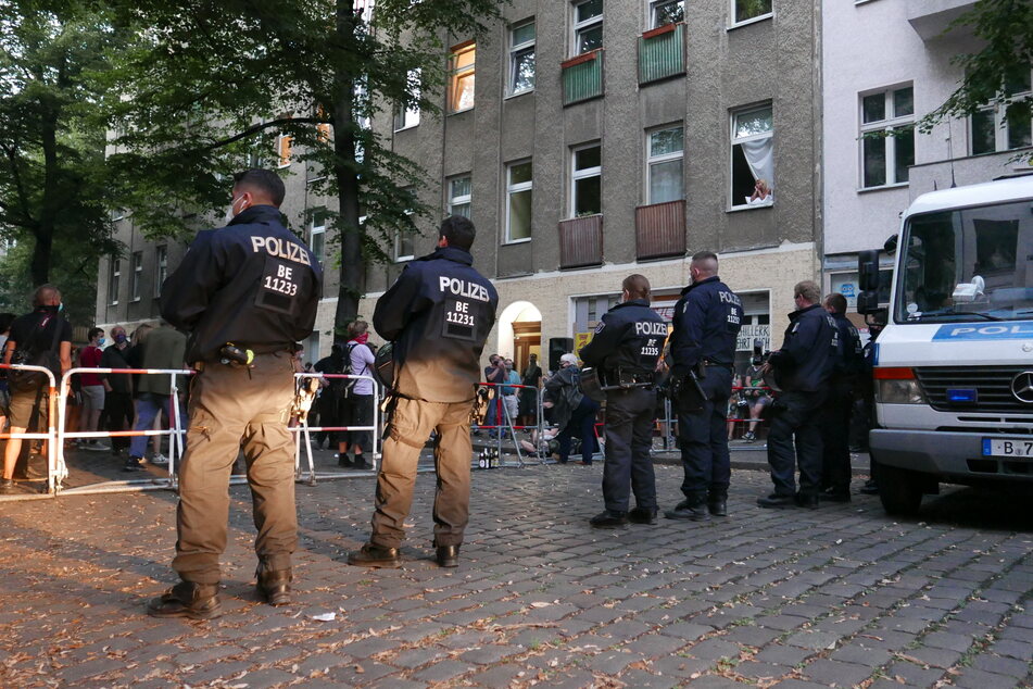 Polizisten beobachten am frühen Donnerstagabend die Kundgebung vor dem abgesperrten Bereich der Weisestraße.