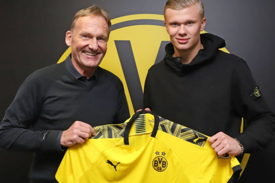 Dicker Fisch! Auch wenn Haaland noch etwas schlaksig daherkommt, Hans-Joachim Watzke platzt dafür vor Stolz aus seinem Pullover.