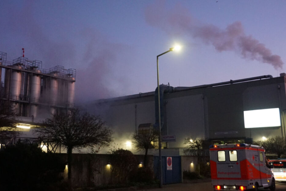 Rettungskräfte vor der Firma in Göppingen.