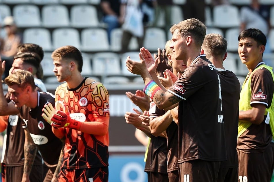 Keeper Ben Voll (25, l.) wurde von seinen Mitspielern für seine Leistung in der Auftaktpartie gelobt.