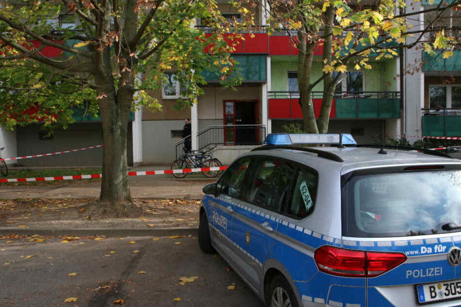 Der Bereich vor dem Haus wurde mit Flatterband abgesperrt.