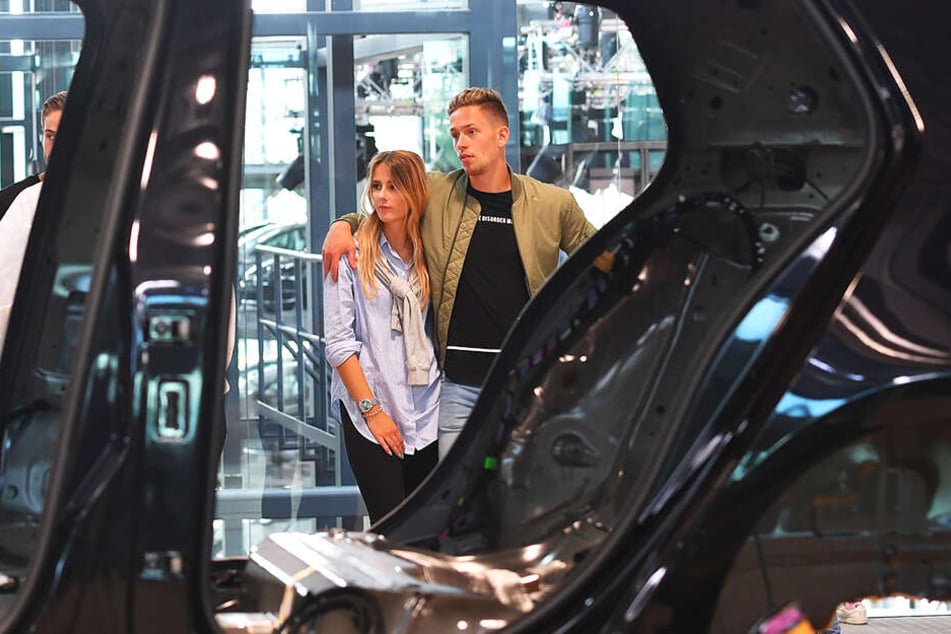 Jannik Müller mit Freundin Victoria beim Besuch der Gläsernen Manufaktur in Dresden. In einigen Tagen fahren beide zusammen in den Urlaub.
