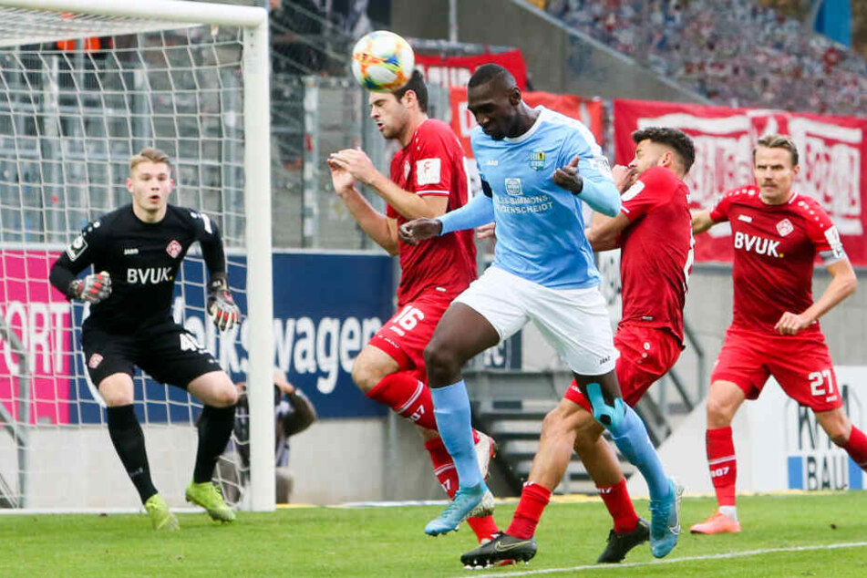 Zwei-Meter-CFC-Riese Tarsis Bonga Luca Pfeiffer im Kopfballduell.