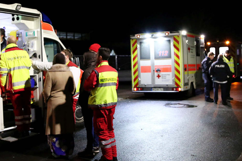 Neben der Polizei waren auch Rettungswagen und die Feuerwehr am Einsatz beteiligt. (Symbolbild)