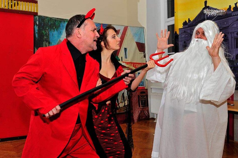 Teufelchen Peter Neubert (65, v.l.), Katja Haupt (31) und Petrus Hendrik Genauck (47) proben im Haus des Gastes.