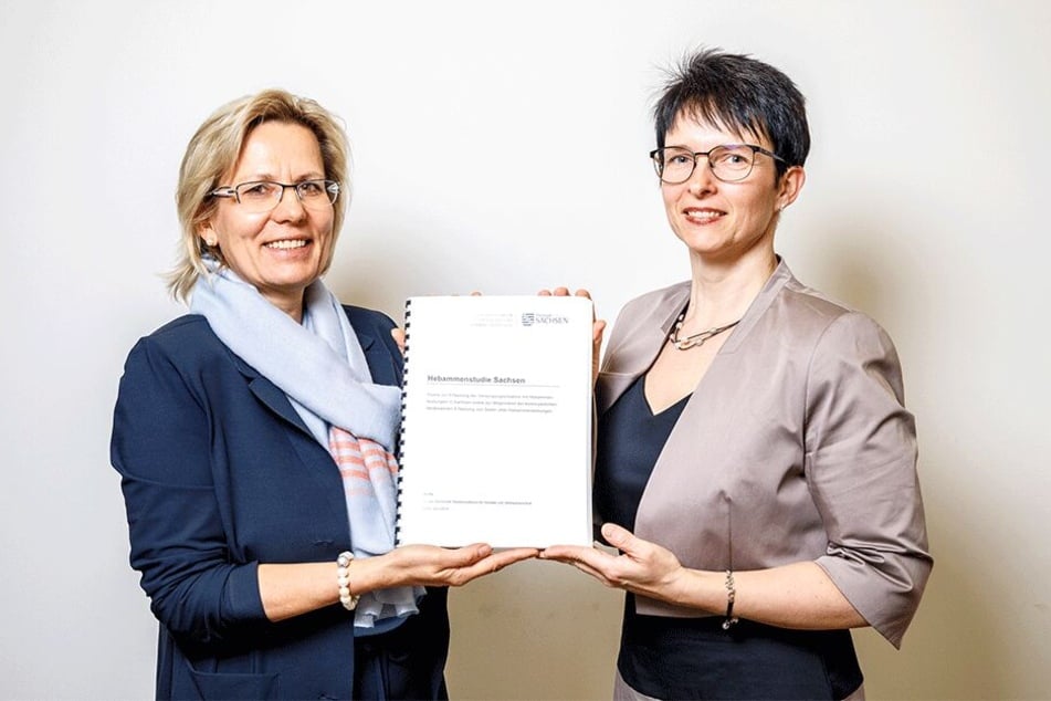 Ministerin Barbara Klepsch (53, CDU) und Hebammen-Chefin Stephanie Hahn-Schaffarczyk (41, r.) mit der Studie.