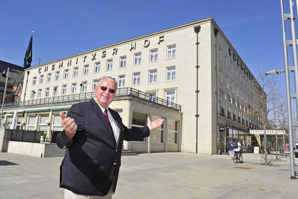 Hereinspaziert: Unternehmer Hans J. Naumann will dem Hotel Chemnitzer Hof am Theaterplatz zu altem Glanz 
verhelfen..