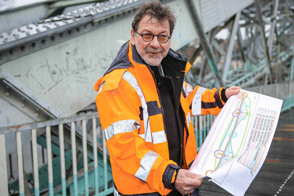 Herr der Zeitpläne: Professor Reinhard Koettnitz (63), Leiter vom Straßen- und Tiefbauamt, hat den Überblick über Dresdens Baustellen.