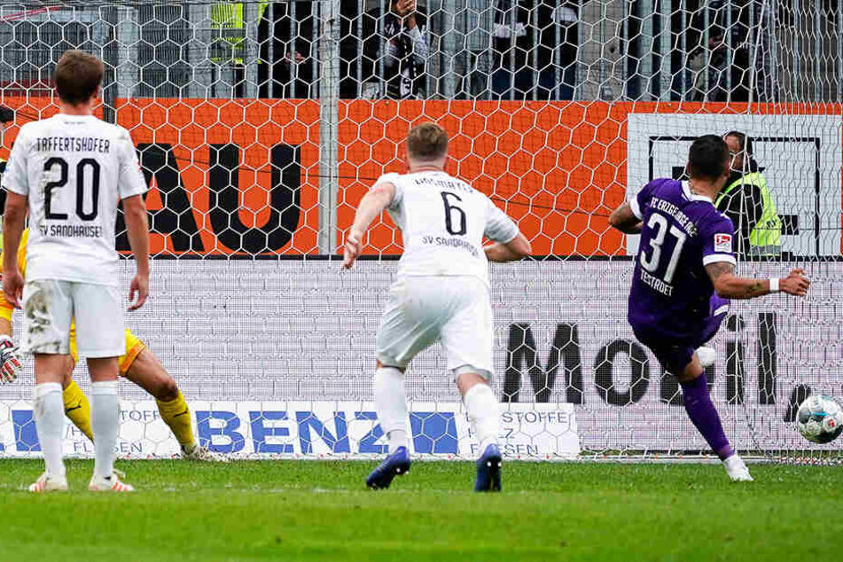 Ganz sicher: Pascal Testroet trifft vom Punkt zum 2:2.